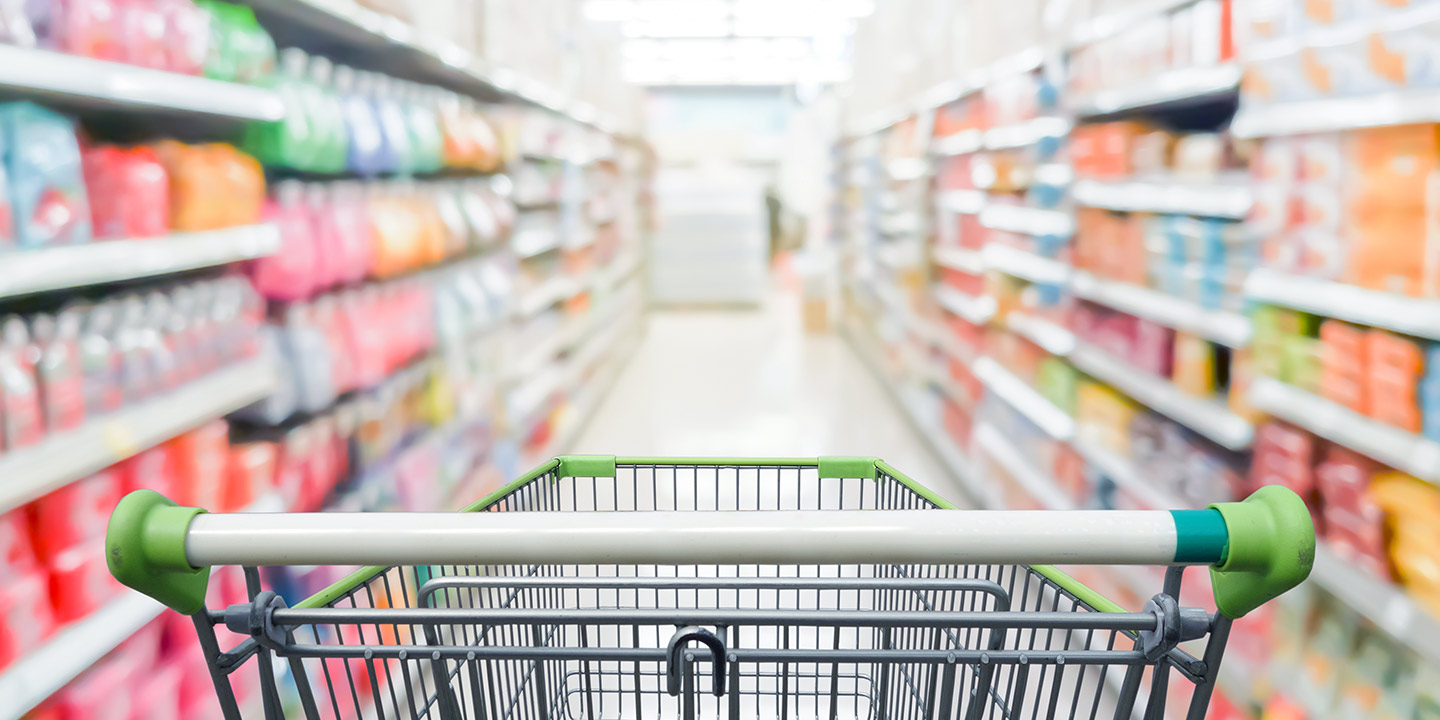 Shopping cart in the middle of an isle in a grocery store