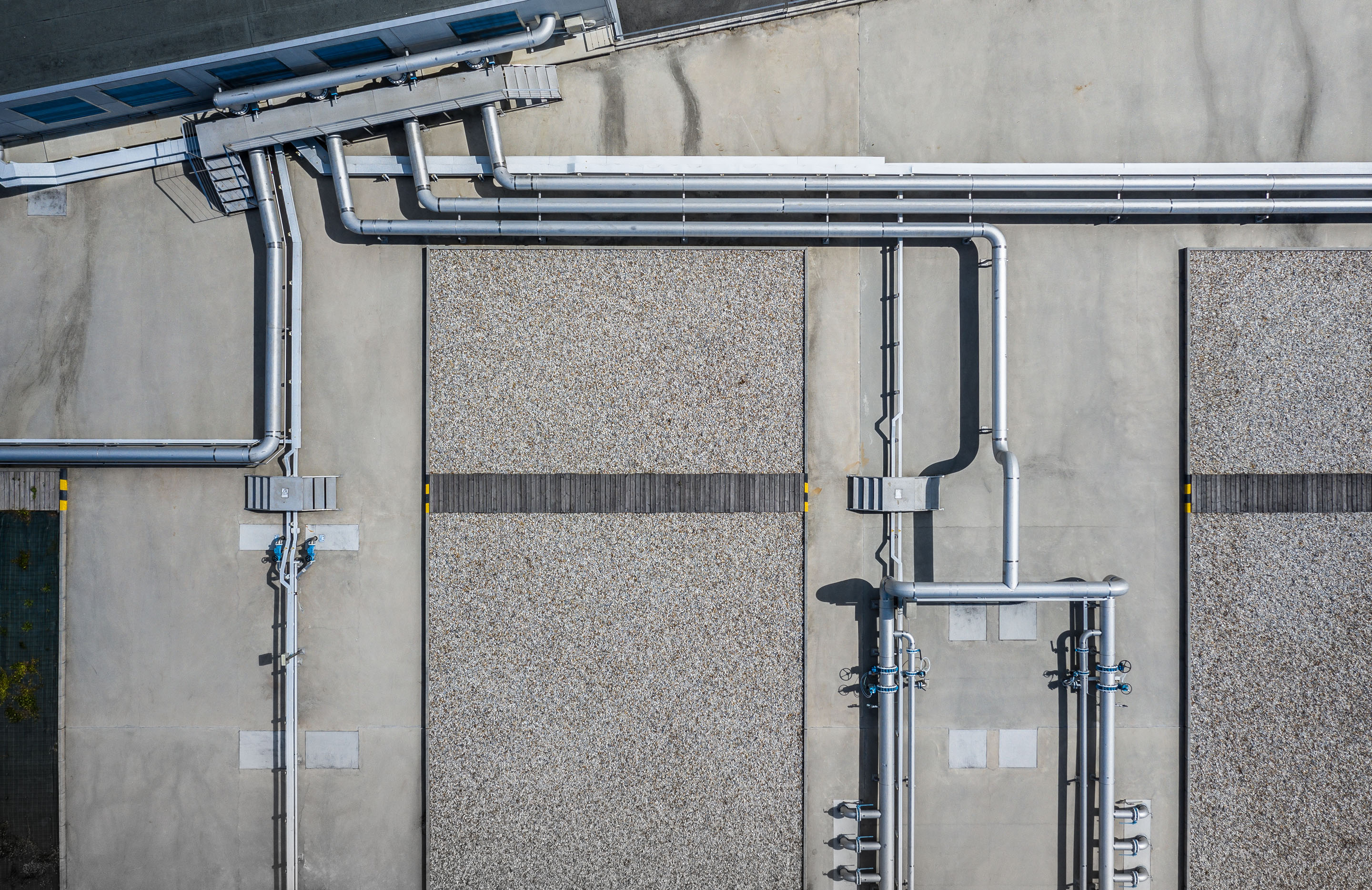 hon-aerial-building-rooftop-pipe-runs-hvac-601131965.jpg