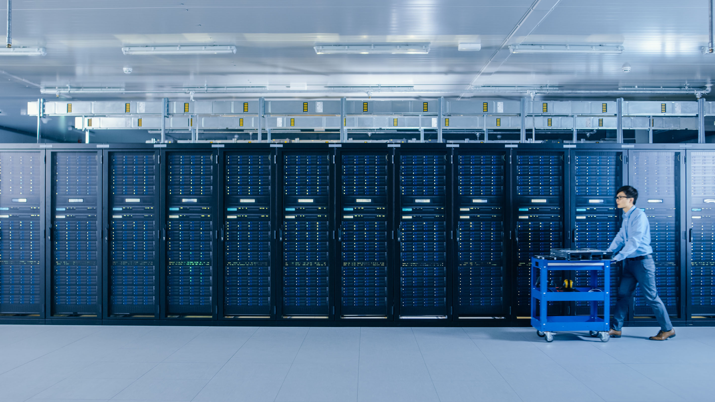 hon-technician-cart-data-centre-server-aisle-267084122.jpg