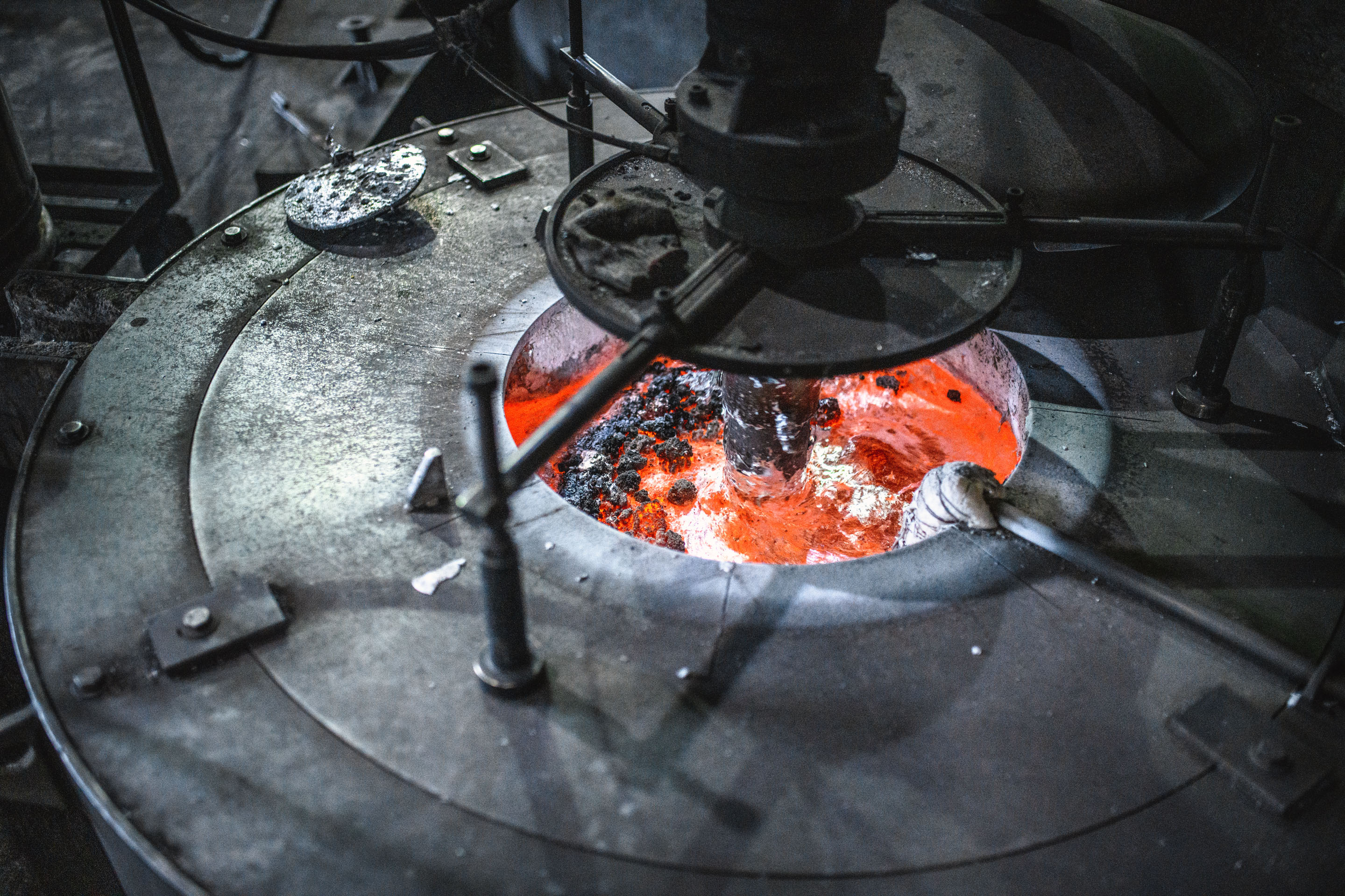 hon-molten-metal-induction-furnace-foundry-smelting-operation-1408426582.jpg