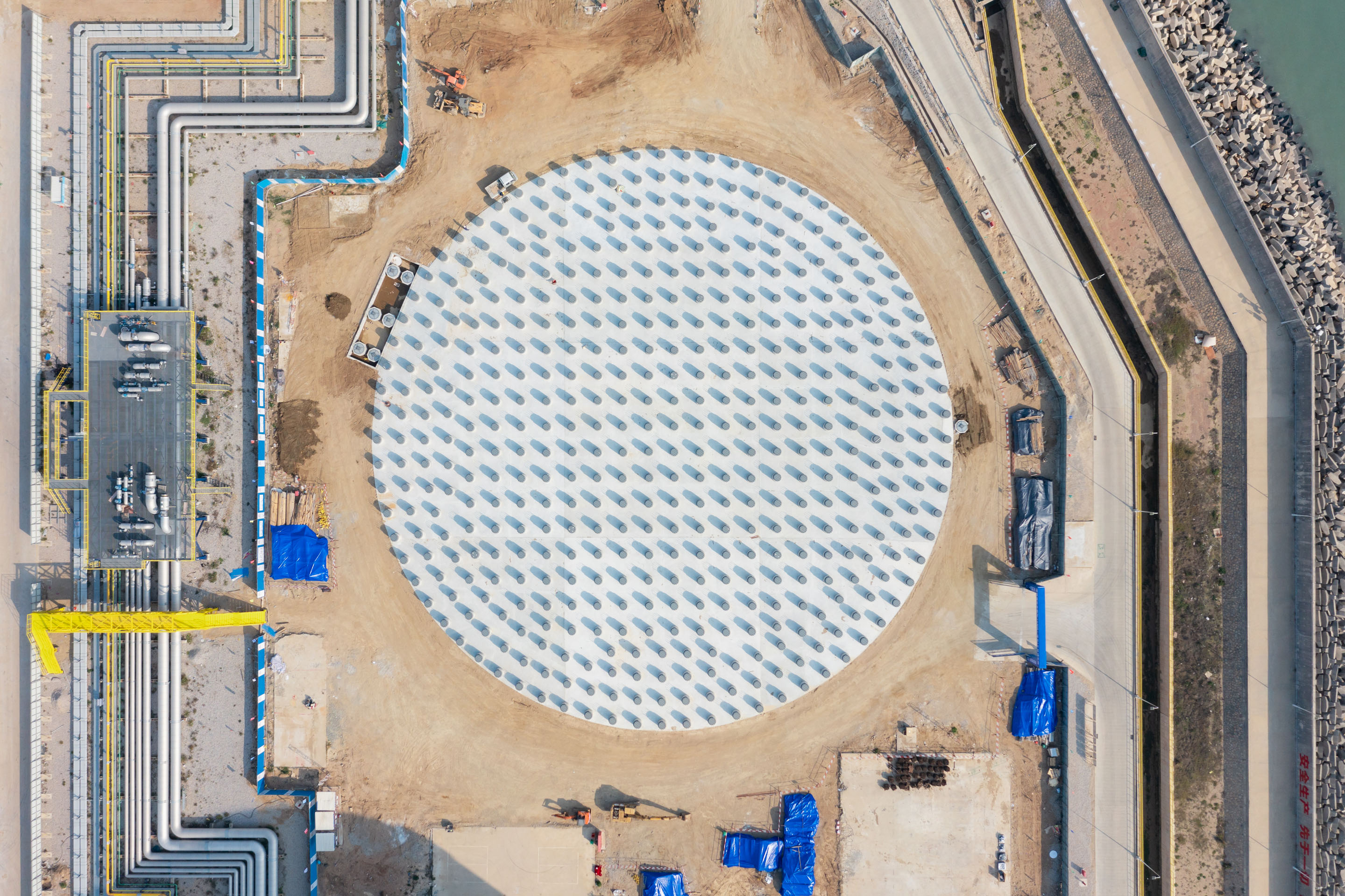 hon-aerial-csp-solar-heliostat-field-construction-coastal-1470966701.jpg