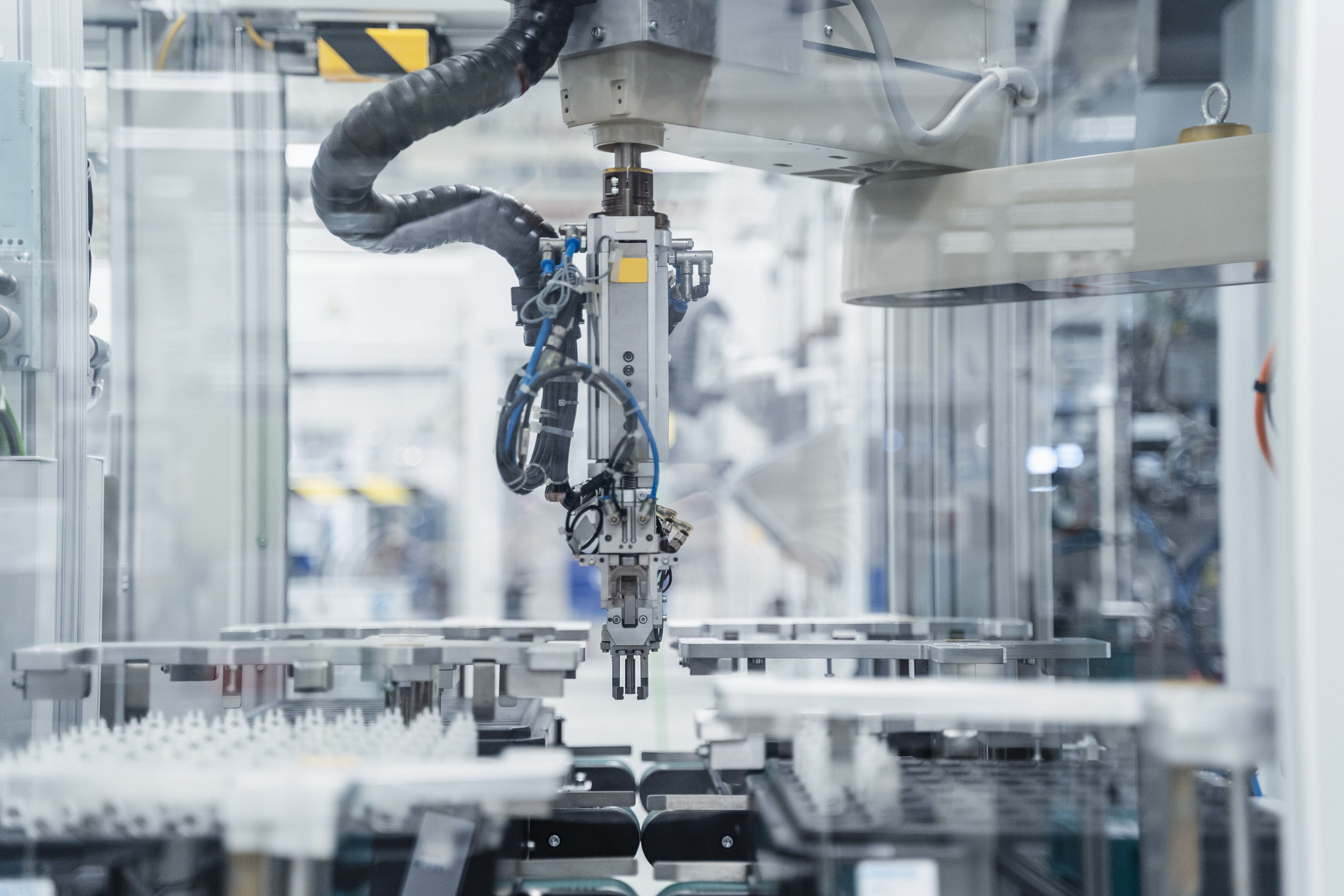 hon-robotic-arm-assembly-cell-precision-manufacturing-1173556185.jpg