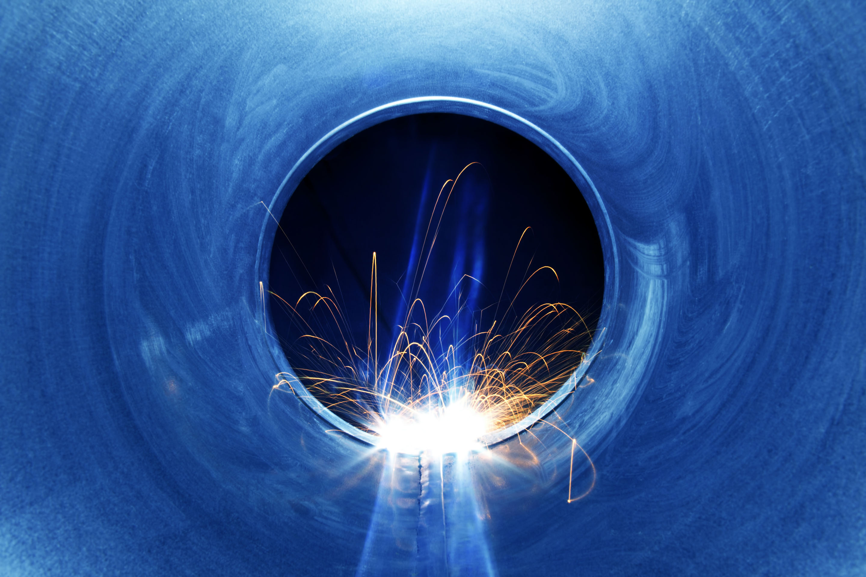 hon-pipeline-welding-sparks-inside-large-steel-pipe-163264010.jpg