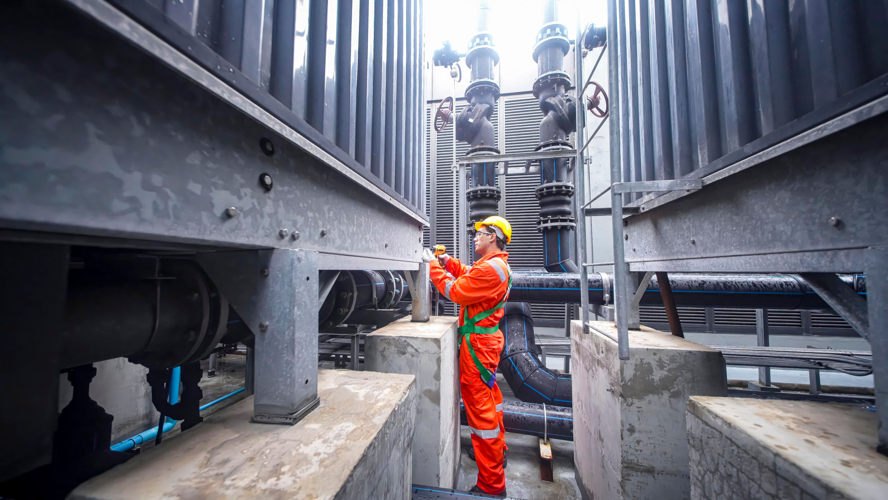 hon-engineer-orange-ppe-cooling-tower-inspection-1630601113.jpg