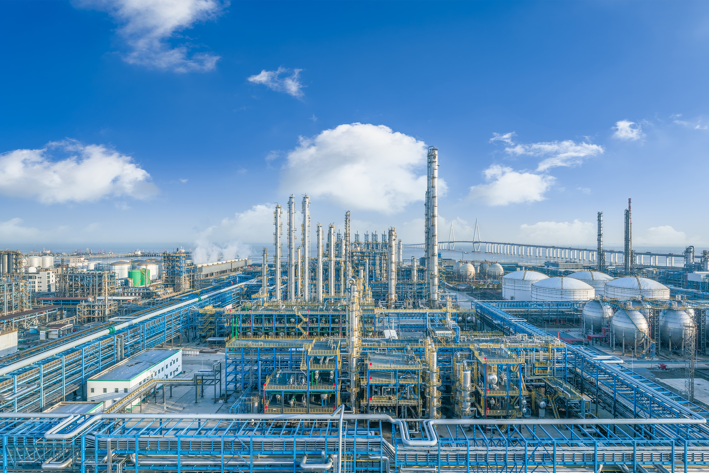 Large-scale refinery facility with pipelines and processing units, highlighting energy production, chemical processing, and industrial engineering solutions.